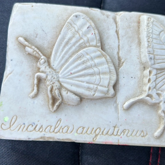 HENFEATHERS Butterfly Plaque - Vintage/ discontinued. + free hook - Picture 2 of 14
